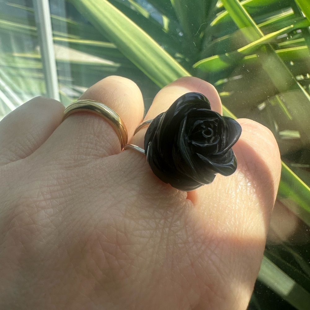 Black Onyx and 18k white gold carved rose ring. Custom made in Italy